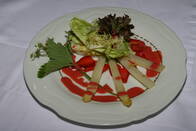 Vorspeise - Frühlingssalat mit weißem Spargel und Erdbeeren